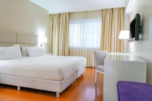 Cama ou camas em um quarto em NH Mendoza Cordillera