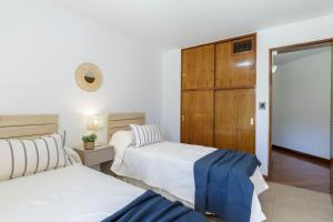a bedroom with two beds and a closet at Amplia, cálida y súper ubicada in Mendoza