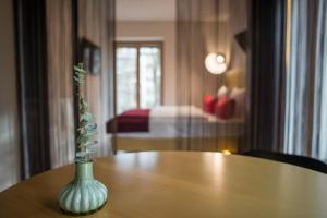 Una cama o camas en una habitación de Nala Individuellhotel