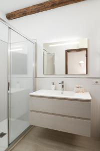 Ένα μπάνιο στο Villa Bianca with a heated swimming pool