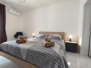 Katil atau katil-katil dalam bilik di Il-Girna- Modern Seaside Accommodation