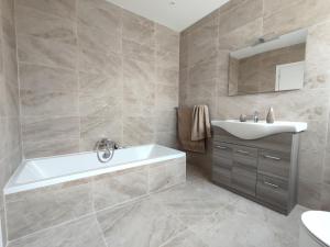 Bilik mandi di Il-Girna- Modern Seaside Accommodation