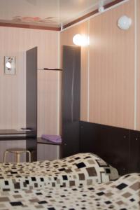 سرير أو أسرّة في غرفة في Hotel Drova