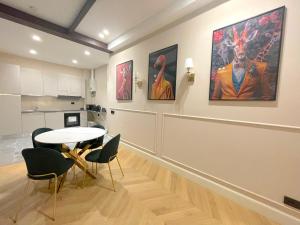 - une cuisine avec une table, des chaises et des peintures murales dans l'établissement Exotic Suite with Jacuzzi, à Bergame