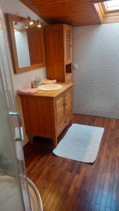 a bathroom with a sink and a mirror at Maison Cosy avec jardin - Paris - 4 Pers - in Aulnay-sous-Bois