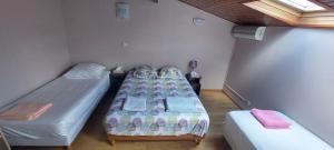 a room with two beds in a room at Maison Cosy avec jardin - Paris - 4 Pers - in Aulnay-sous-Bois
