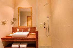 Lemon Tree Resort, Thimphu, Bhutan的一间浴室