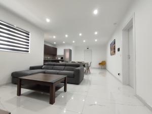 Ruang duduk di Il-Girna- Modern Seaside Accommodation