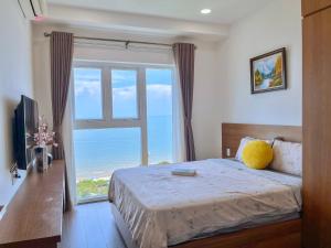 Un dormitorio con una cama con vista al mar. en Mermaid seaview Vũng Tàu - Khang Apartment 1, en Vung Tau 95 fotos más