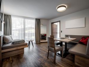 un salon avec une table et un canapé dans l'établissement The Residence by Regina, à Sölden