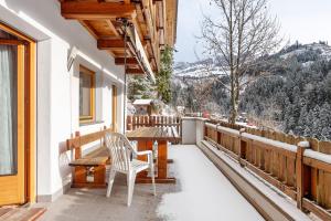 Vista general de una montaña o vista desde la estancia rural