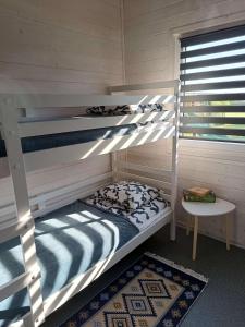 een kamer met 2 stapelbedden en een tafel bij Bałtyk i Las in Rusinowo +17 foto's