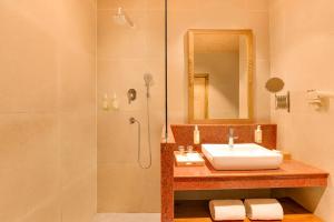 Lemon Tree Resort, Thimphu, Bhutan的一间浴室