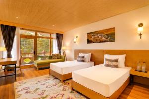Lemon Tree Resort, Thimphu, Bhutan客房内的一张或多张床位