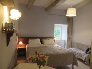 Postel nebo postele na pokoji v ubytování Manoir de Questinguy