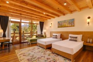 Postel nebo postele na pokoji v ubytování Lemon Tree Resort, Thimphu, Bhutan + 37 fotografií