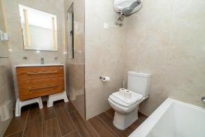 Un baño con inodoro, lavabo y espejo. en Peaceful Corner Penthouse 3 bed with views, en St Paul's Bay 16 fotos más