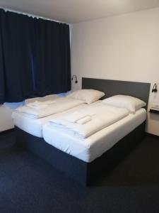 Postel nebo postele na pokoji v ubytování Zzzimple - Staffless & Self Check-In
