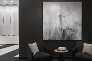 Uma área de estar em AC Hotel by Marriott Columbus Downtown