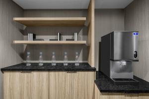 A cozinha ou cozinha compacta de AC Hotel by Marriott Columbus Downtown