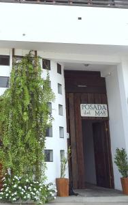 a building with a sign that reads pasada al mars at Posada del Mar in Puerto Ayora