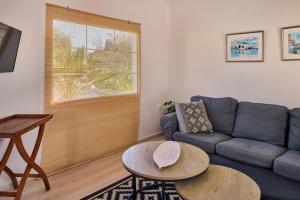 Una sala de estar con un sofá azul y una mesa. en Villa Ourania Periyali, en Vasilikos