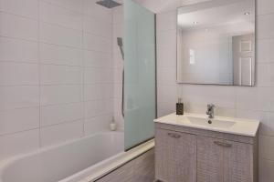 Un baño con lavabo, bañera y espejo. en Villa Ourania Periyali, en Vasilikos 13 fotos más