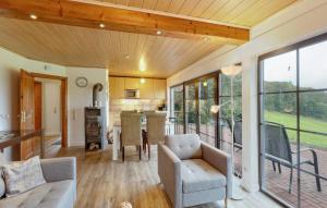 Χώρος καθιστικού στο 2 Bedroom Beautiful Home In Daun
