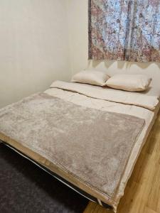 a bed in a room with a painting on the wall at ทาวเฮ้าส์ทั้งหลังใกล้สนามบินดอนเมือง 15 นาที in Ban Wat Pho Thong +4 photos