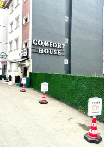 a street with signs in front of a building at COMFORT HOUSE HOTEL in Pelitli