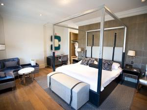 Postel nebo postele na pokoji v ubytování Langtons Hotel Kilkenny