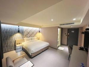 a hotel room with a bed and a desk at 新仕飯店-New City Hotel-MRT雙連 in Taipei +114 photos