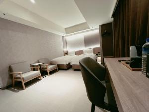 Rúm í herbergi á 新仕飯店-New City Hotel