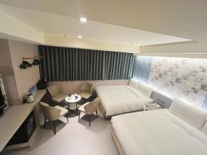 Rúm í herbergi á 新仕飯店-New City Hotel