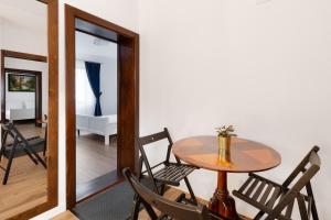 a dining room with a table and chairs at Thermalis House, 5 bedrooms in Baile Felix