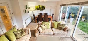 Χώρος καθιστικού στο Dochart 3 Bedroom Apartment - Edinburgh