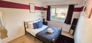 Ένα ή περισσότερα κρεβάτια σε δωμάτιο στο Dochart 3 Bedroom Apartment - Edinburgh