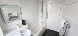 Ένα μπάνιο στο Dochart 3 Bedroom Apartment - Edinburgh +38 φωτογραφίες