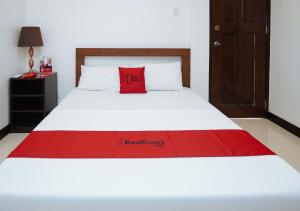 Postel nebo postele na pokoji v ubytování RedDoorz Plus at Billy's Resort Oslob