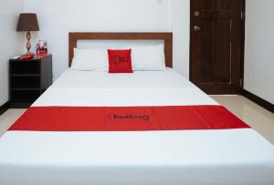Postel nebo postele na pokoji v ubytování RedDoorz Plus at Billy's Resort Oslob