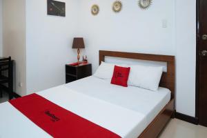 Postel nebo postele na pokoji v ubytování RedDoorz Plus at Billy's Resort Oslob