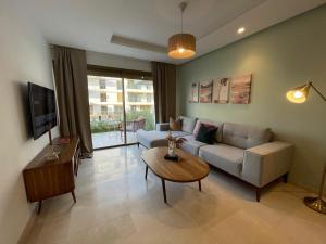 una sala de estar con un sofá y una mesa en Charmant studio avec vue sur mer, en Rabat