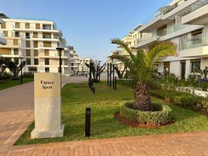 un cartel con una palmera delante de un edificio en Charmant studio avec vue sur mer, en Rabat