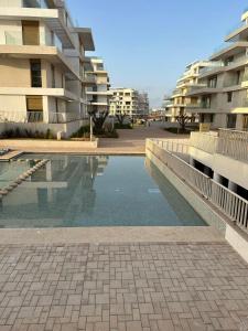una piscina frente a unos edificios de apartamentos en Charmant studio avec vue sur mer, en Rabat