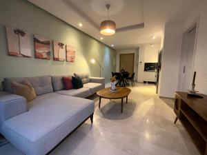una sala de estar con un sofá y una mesa en Charmant studio avec vue sur mer, en Rabat