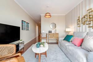 TV a/nebo společenská místnost v ubytování Exquisite Ocean Apartment by Homie
