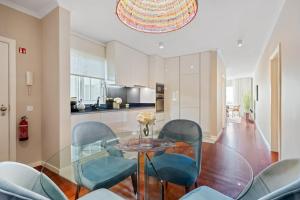 Posezení v ubytování Exquisite Ocean Apartment by Homie