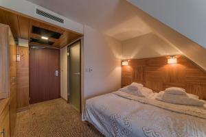 Postel nebo postele na pokoji v ubytování Hotel Zbójnicówka