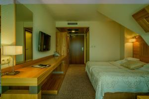 Postel nebo postele na pokoji v ubytování Hotel Zbójnicówka