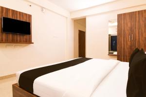 TV a/nebo společenská místnost v ubytování Super Hotel O GAJAPATI PREMIUM